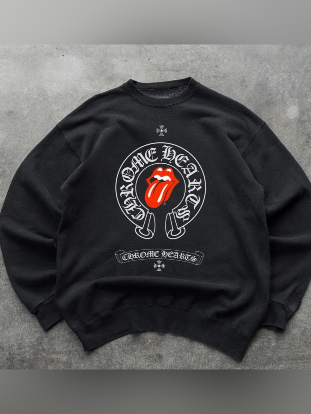 Gildan Black chrome heart Crewneck Sweater with Red and White Graphic
